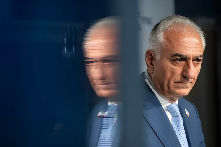 Kronprinz Reza Pahlavi bei einer Konferenz